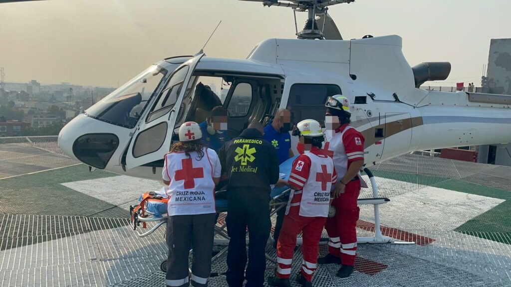 Trasladan vía aérea a menor con quemaduras a hospital en CDMX2