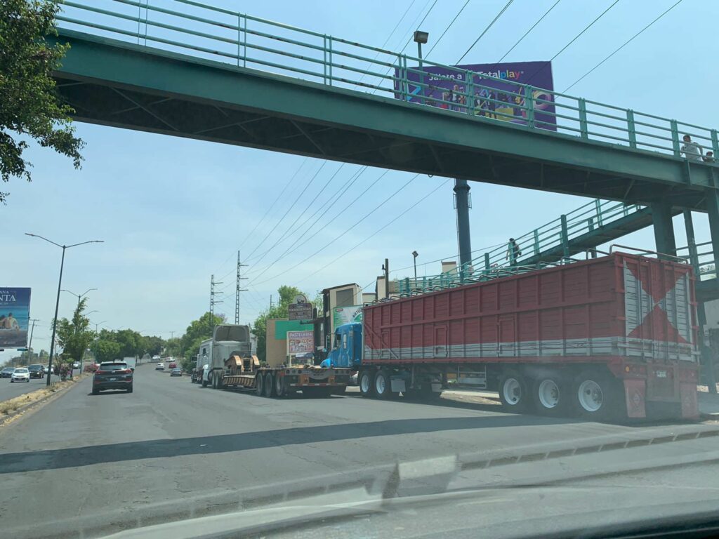 Vecinos de Xangari obligan a normalistas a abrir un carril de la vialidad