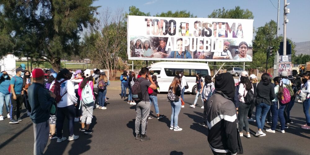 Egresados normalistas marchan para exigir plazas automáticas