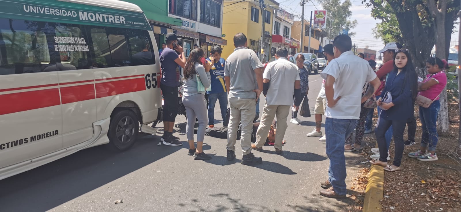 Elemento de la Policía Auxiliar se impacta contra un colectivo