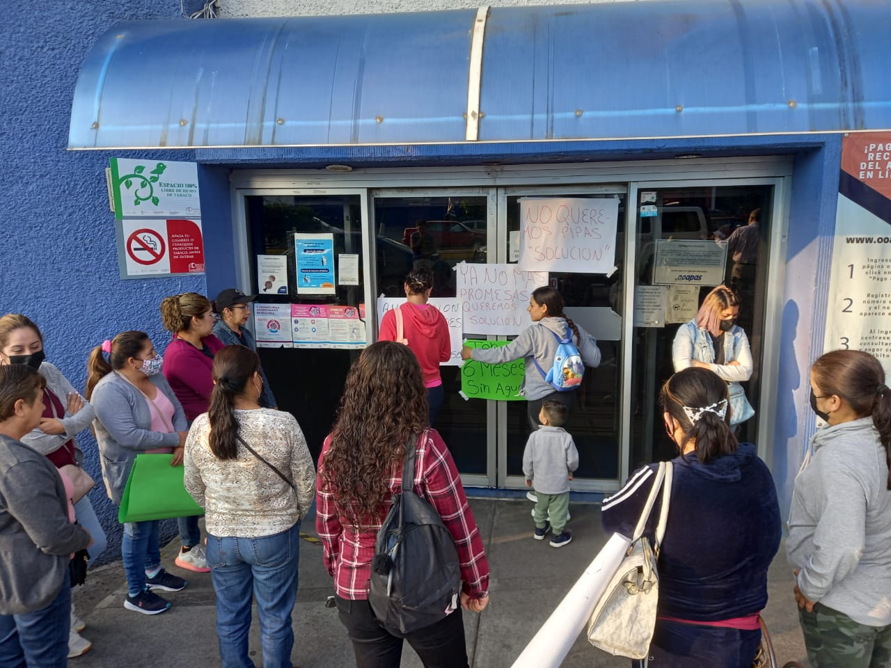 Bloquean oficinas del OOAPAS habitantes de la colonia ampliación Niños Héroes