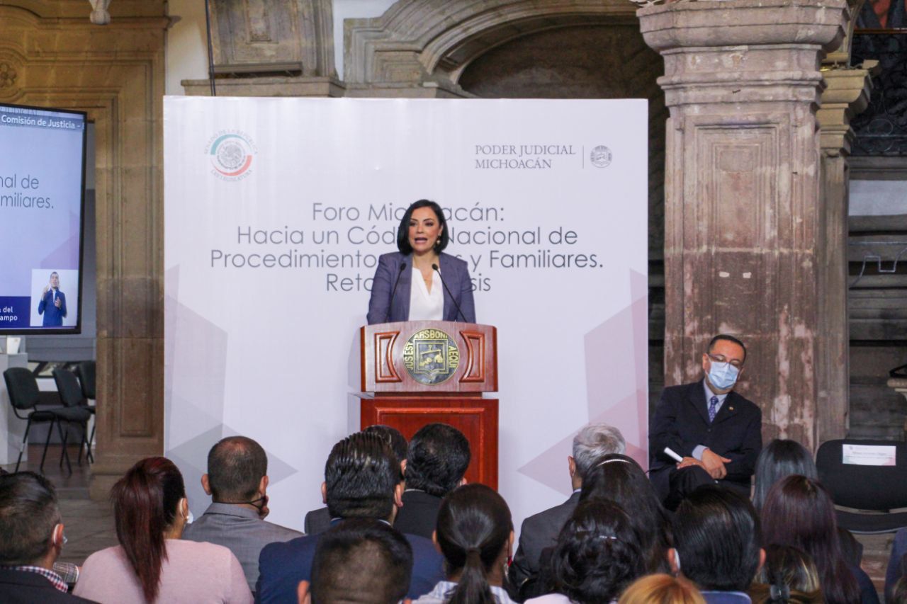 Adriana Hernández pendientes en México