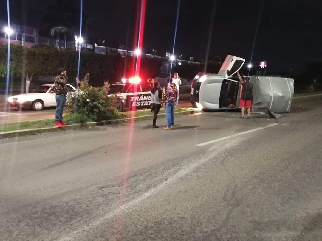 Dos camionetas chocan en la salida a Charo, una terminó volcada