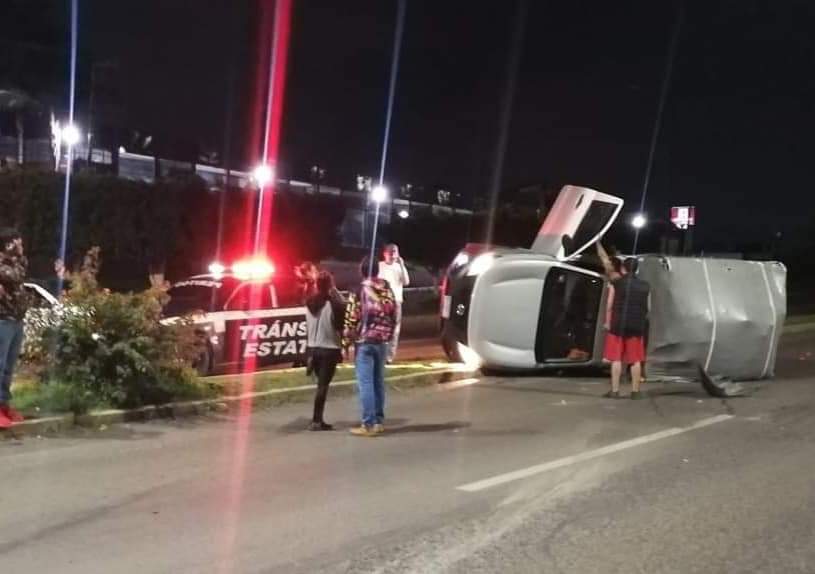 Dos camionetas chocan en la salida a Charo, una terminó volcada