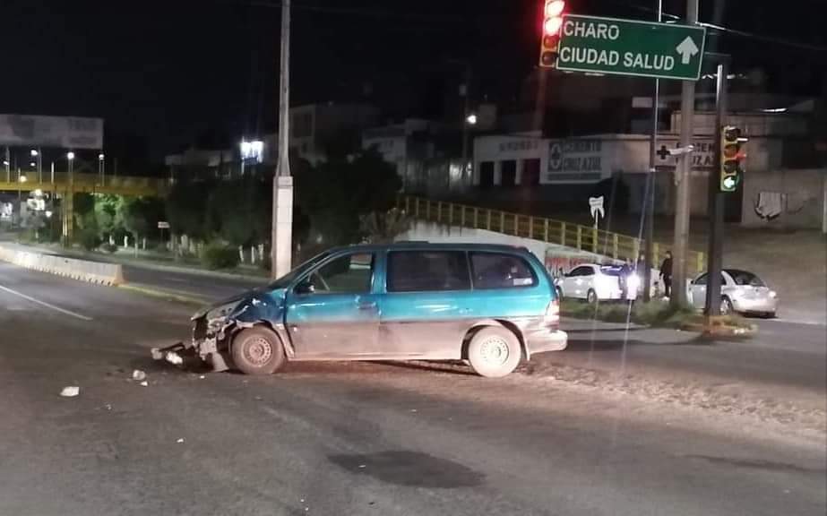 Dos camionetas chocan en la salida a Charo, una terminó volcada