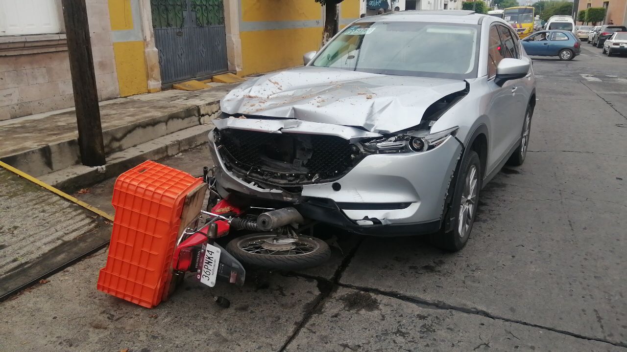 Motociclista queda lesionado al ser arrastrado por una camioneta