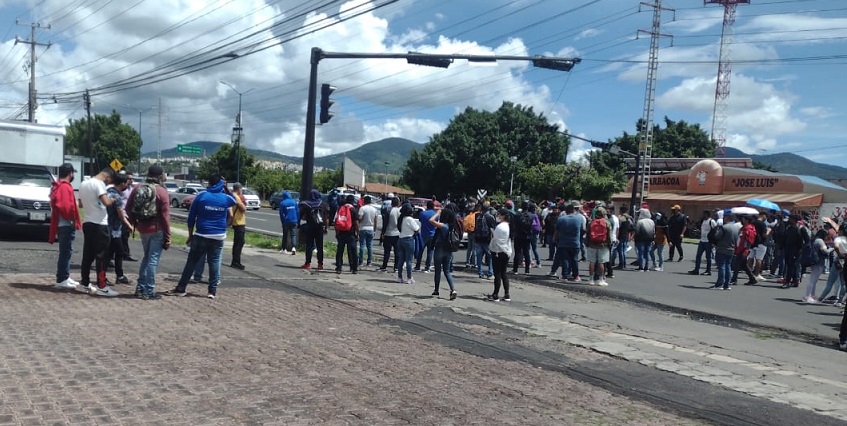 Normalistas bloquean periférico