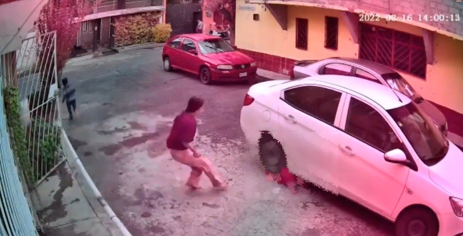 Video niño aplastado auto