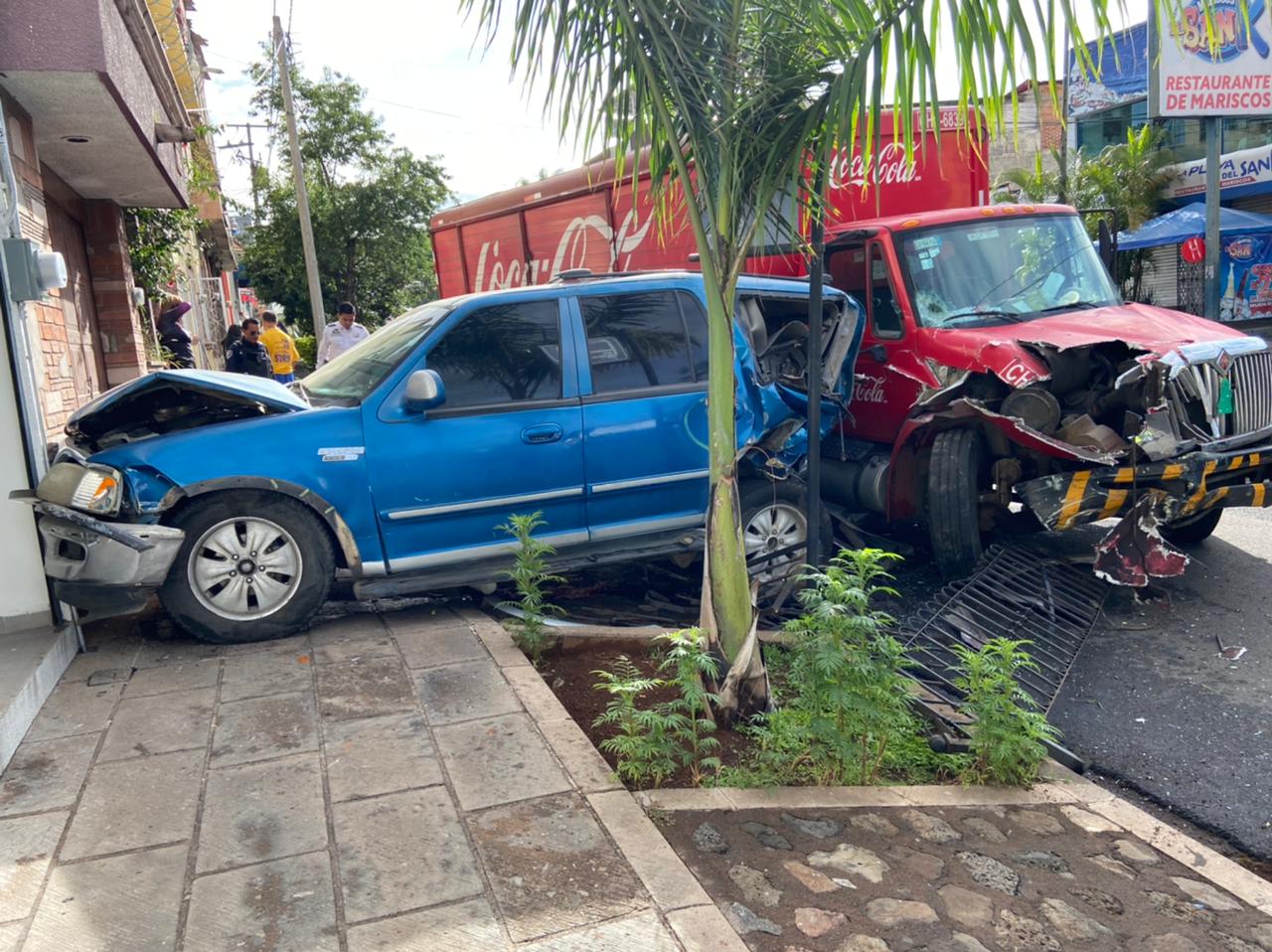 Camión refresquero se queda sin frenos y choca contra una camioneta