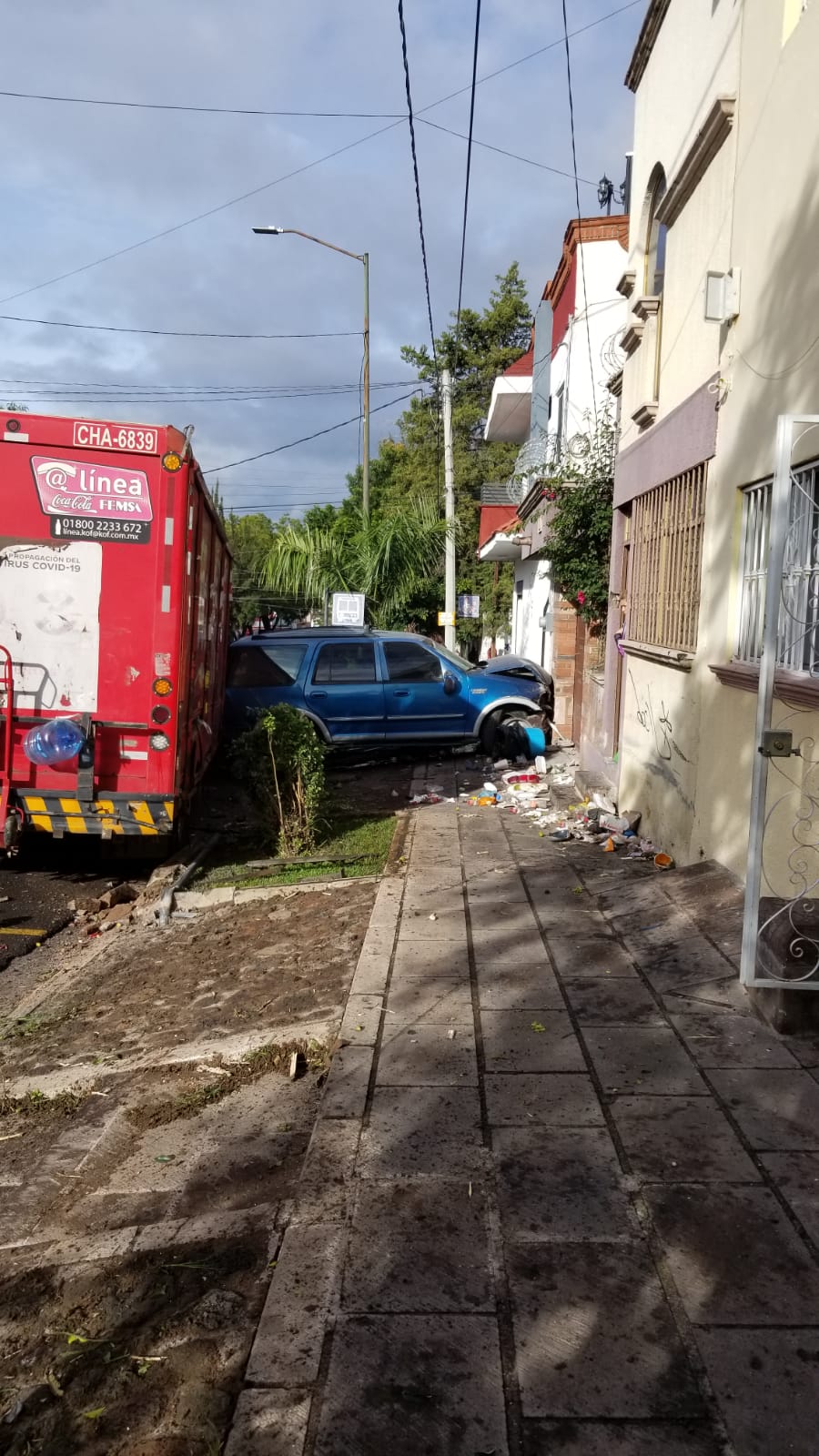 Camión refresquero se queda sin frenos y choca contra una camioneta