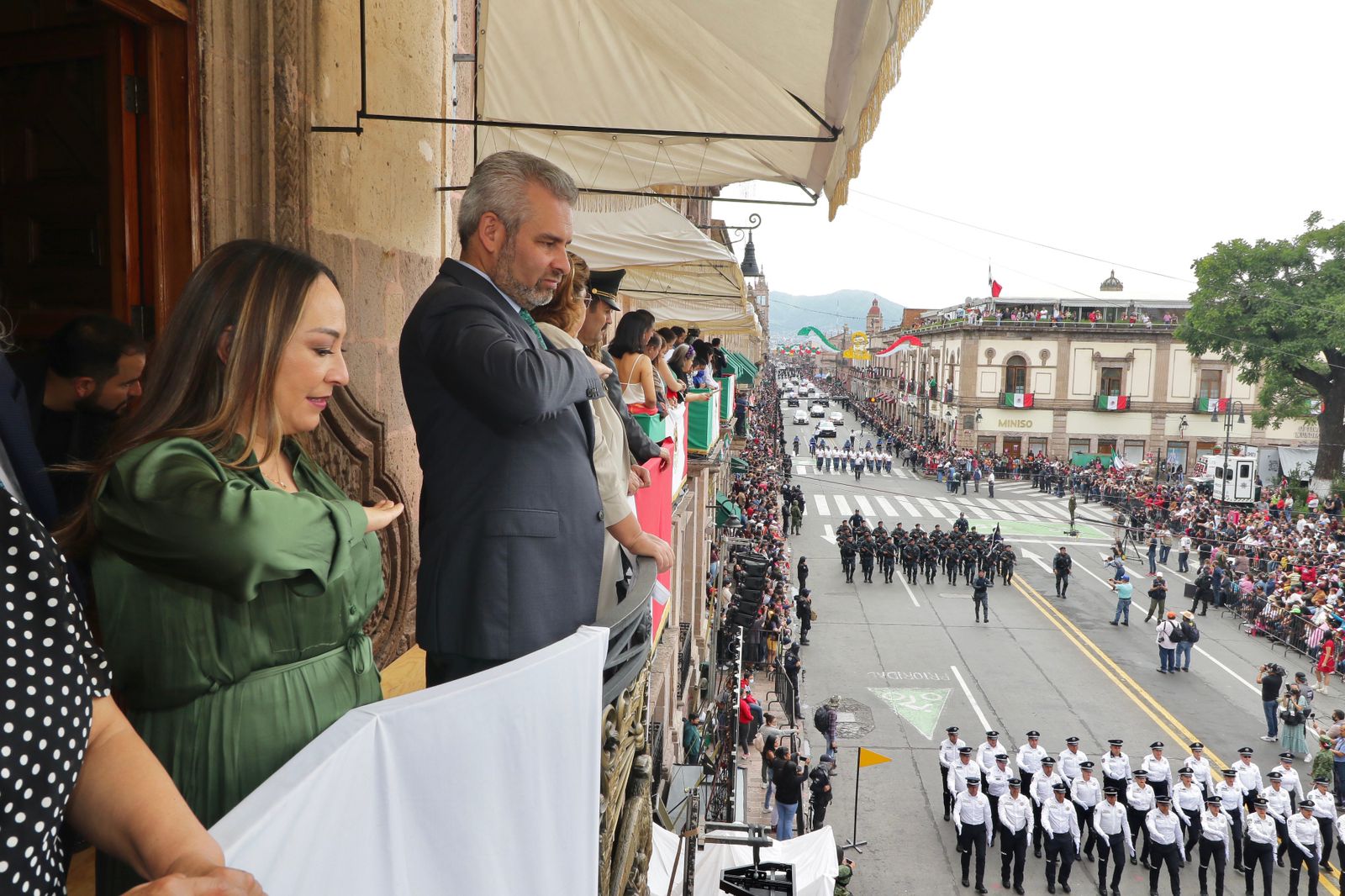 Celebran michoacanos Desfile Cívico Militar