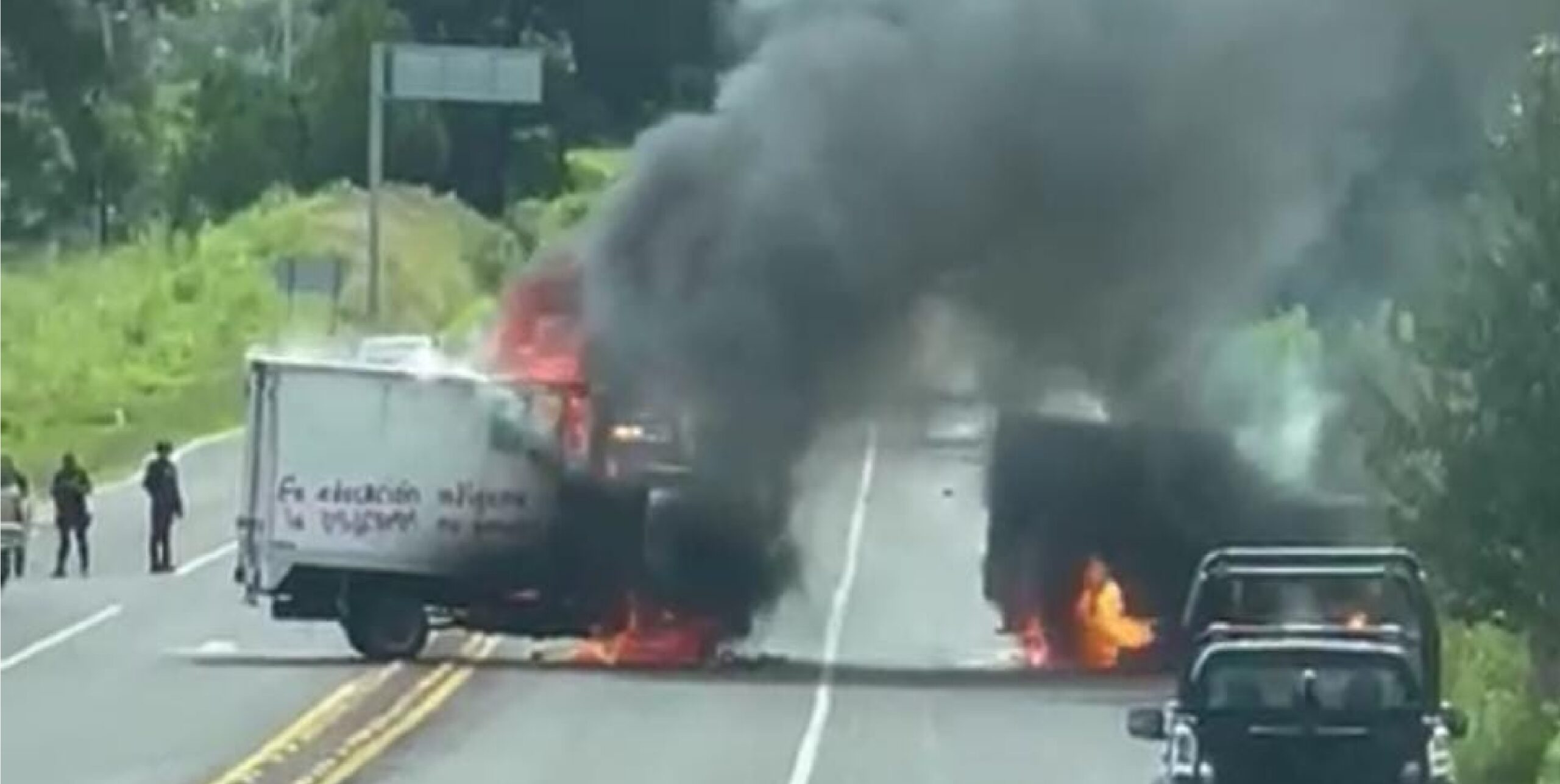 De nueva cuenta supuestos normalistas secuestran e incendian camiones de carga