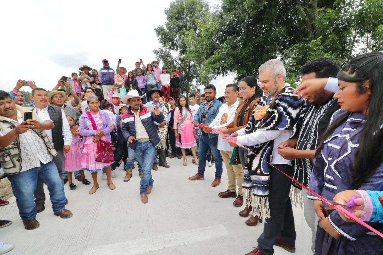 Inaugura Bedolla obras en la comunidad indígena de Crescencio Morales