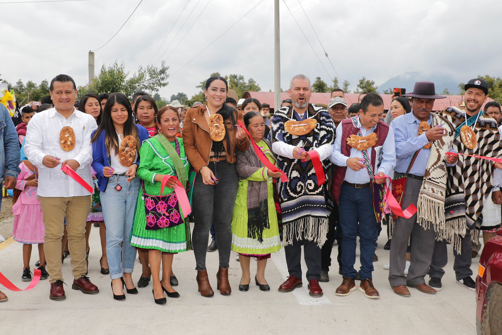 Inaugura Bedolla obras en la comunidad indígena de Crescencio Morales