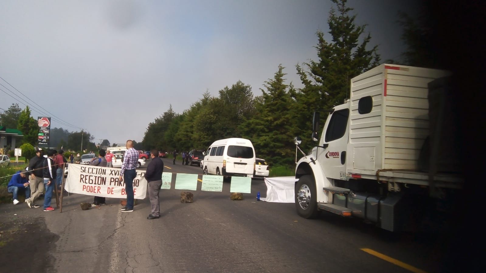 Maestros y comuneros bloquean carreteras de Michoacán
