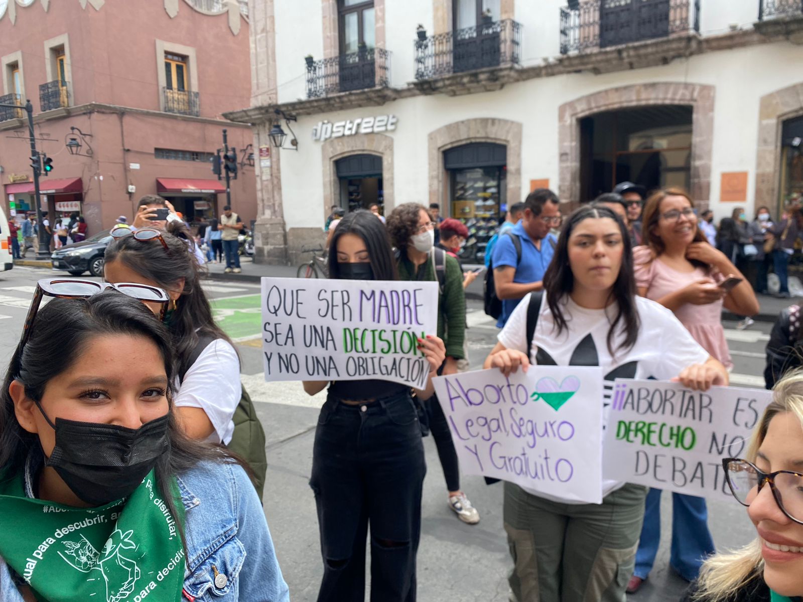 Colectivas feministas exigen ingresar al Congreso y emitir posicionamiento