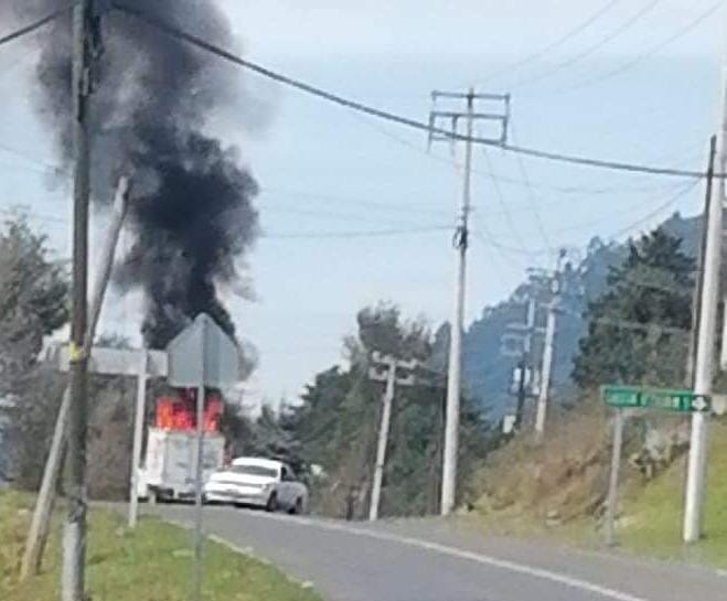 Encapuchados secuestran y queman vehículo en la carretera Carapan - Paracho