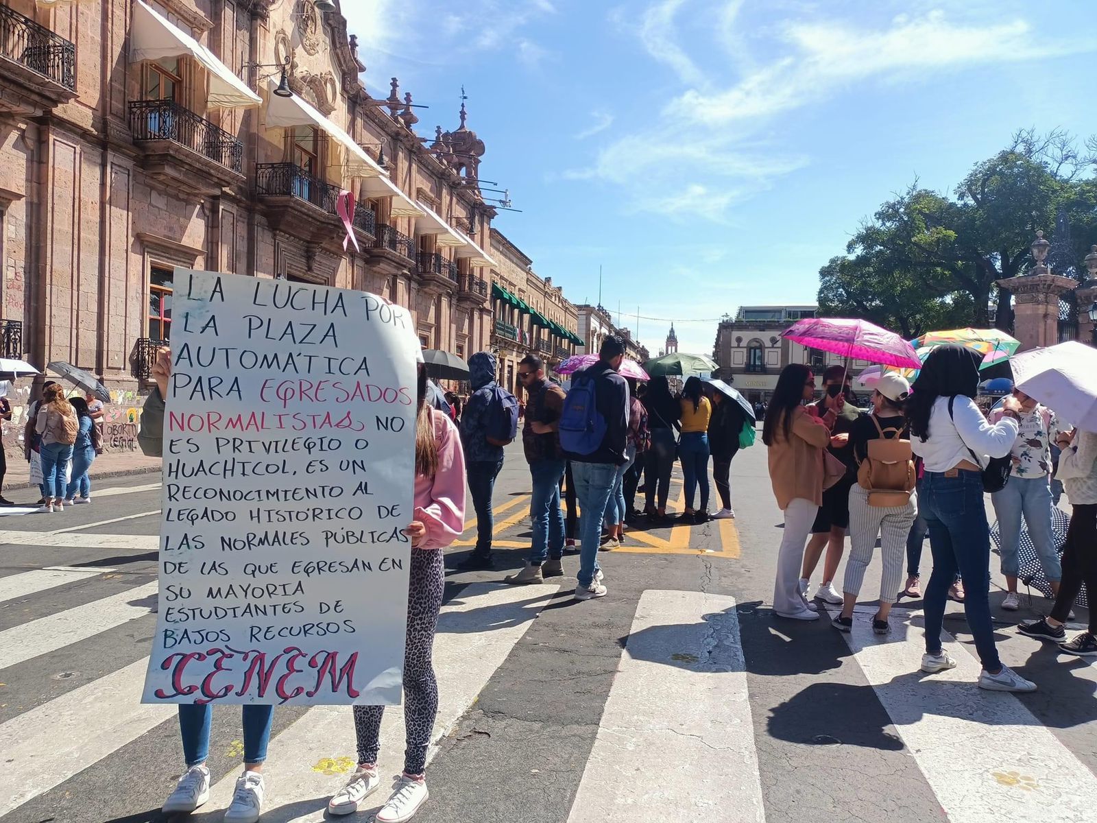 Normalistas bloquean vialidades y carreteras; exigen plazas automáticas