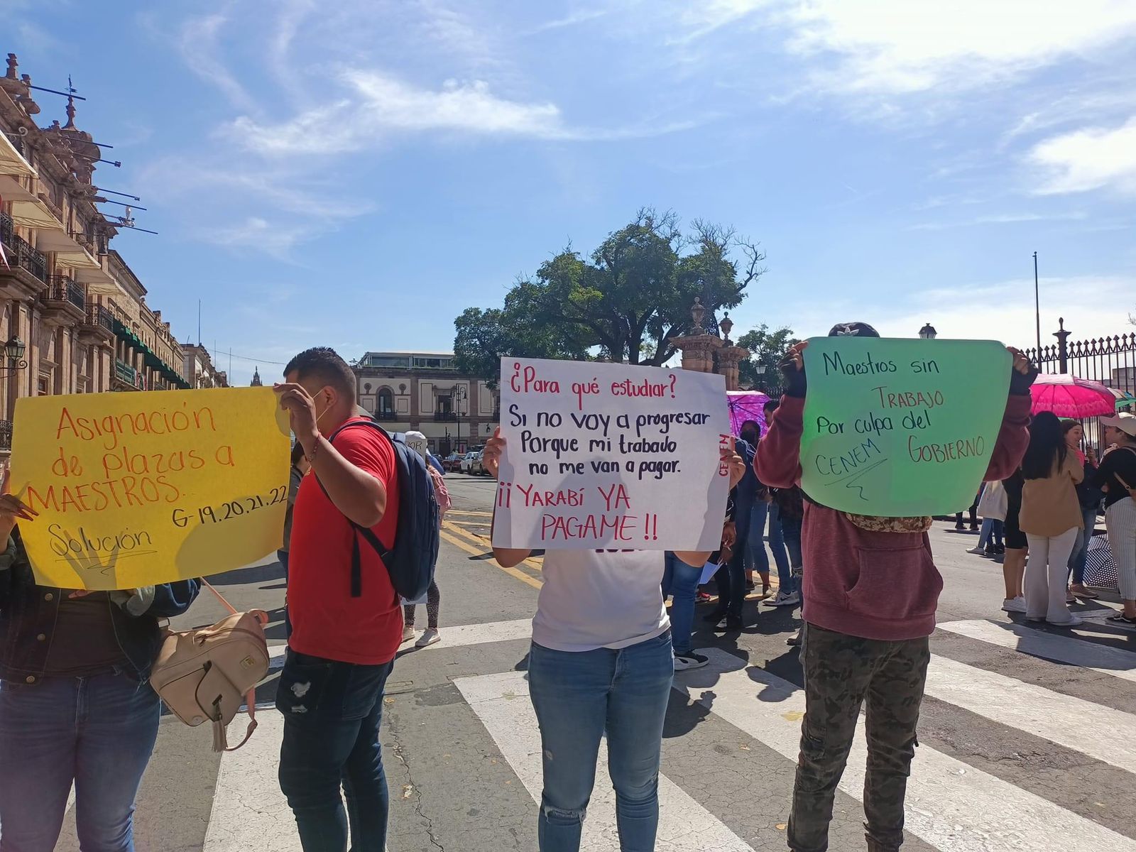 Normalistas bloquean vialidades y carreteras; exigen plazas automáticas