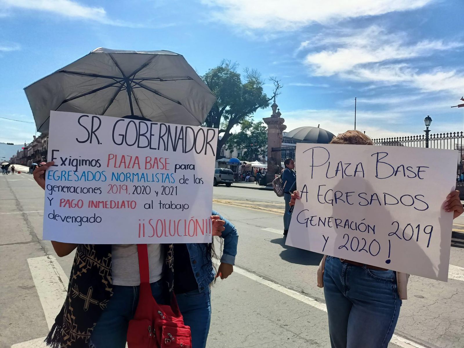 Normalistas bloquean vialidades y carreteras; exigen plazas automáticas