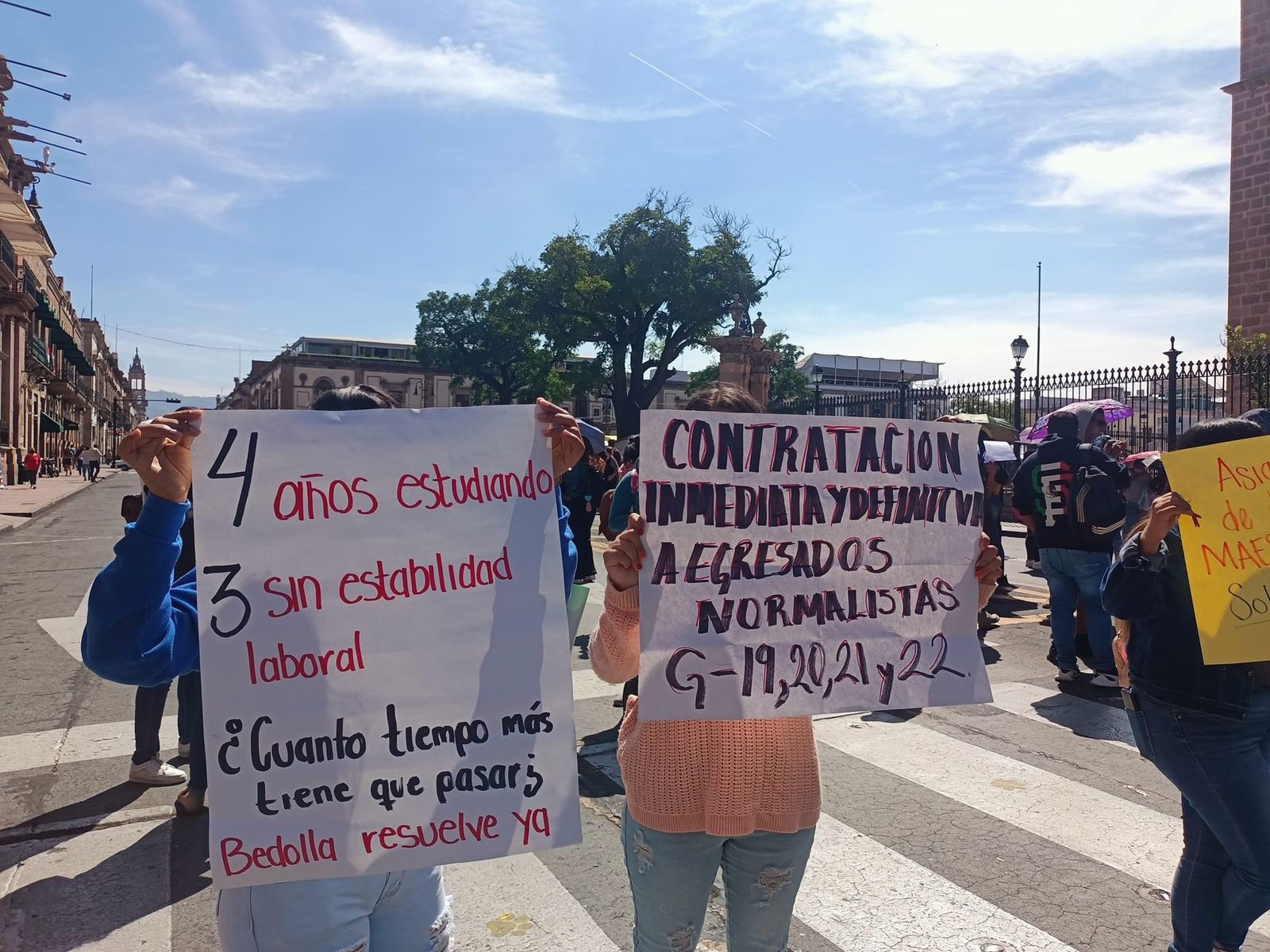 Normalistas bloquean vialidades y carreteras; exigen plazas automáticas