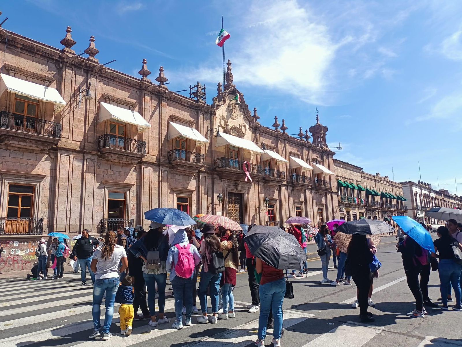 Normalistas bloquean vialidades y carreteras; exigen plazas automáticas