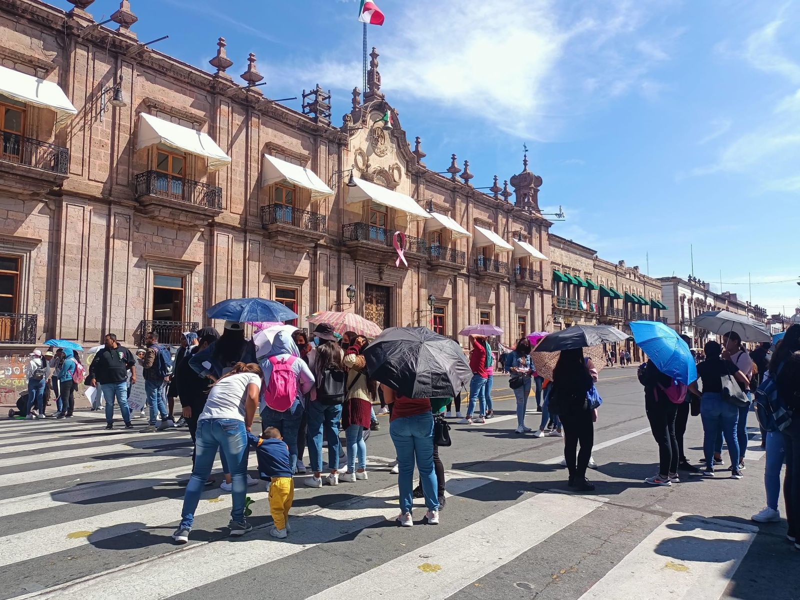 Normalistas bloquean vialidades y carreteras; exigen plazas automáticas