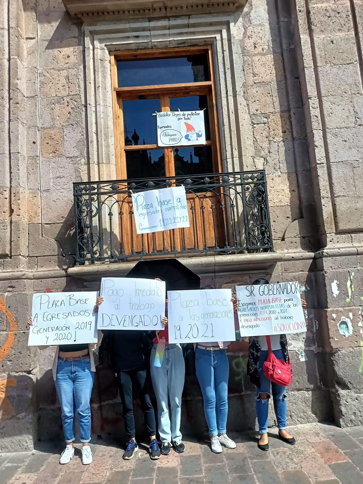 Normalistas bloquean vialidades y carreteras; exigen plazas automáticas