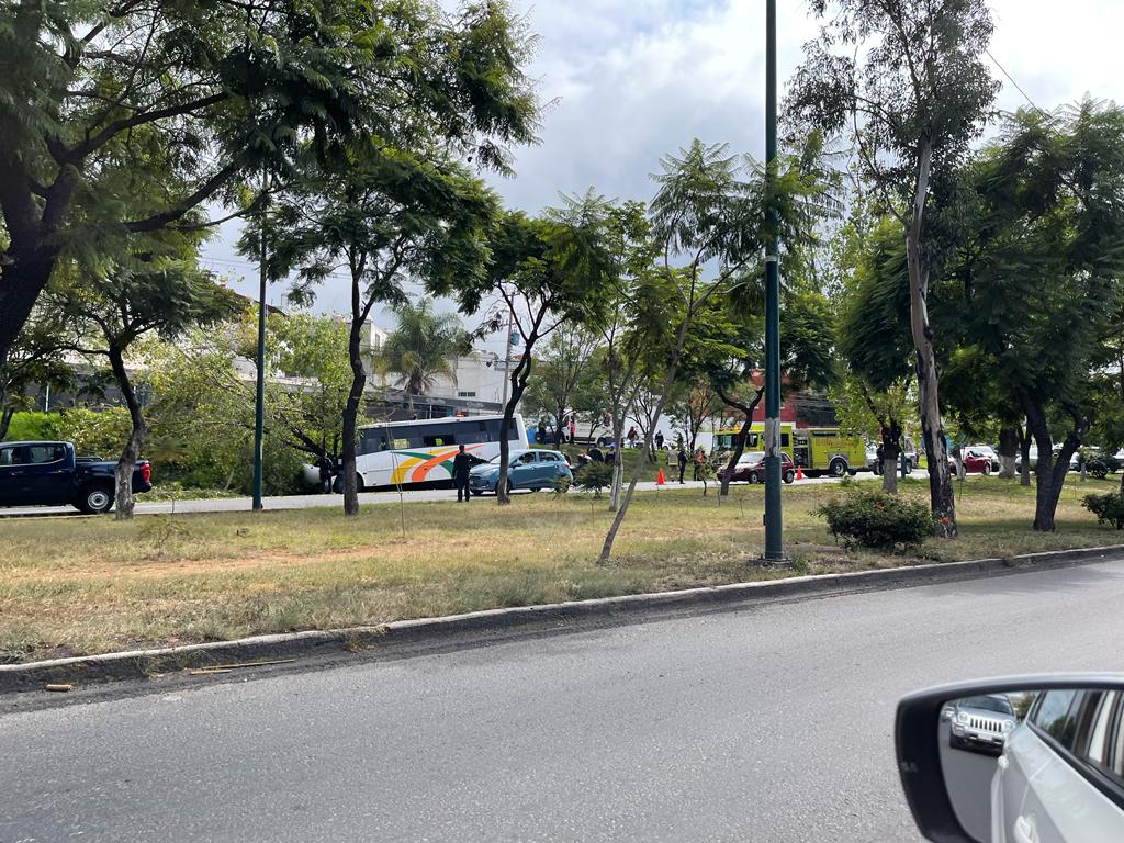Camión del Servicio Público choca en el libramiento norte de Morelia