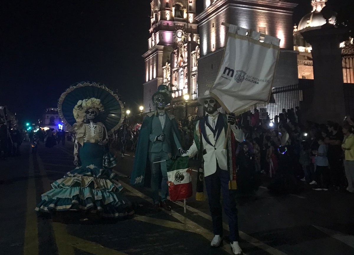 Ánimo moreliano se desborda por desfile de catrines y catrinas