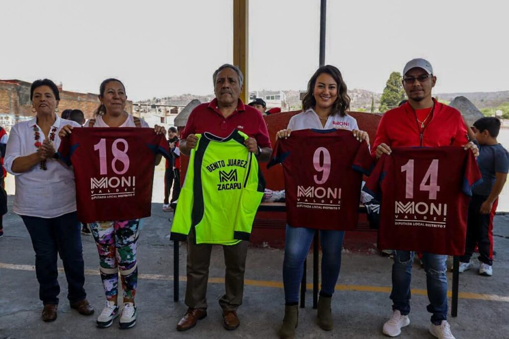 Mónica Valdez entrega uniformes de Futbol