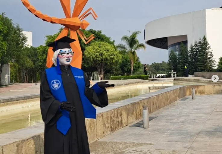 Joven se graduó de la universidad vestida como Drag Queen