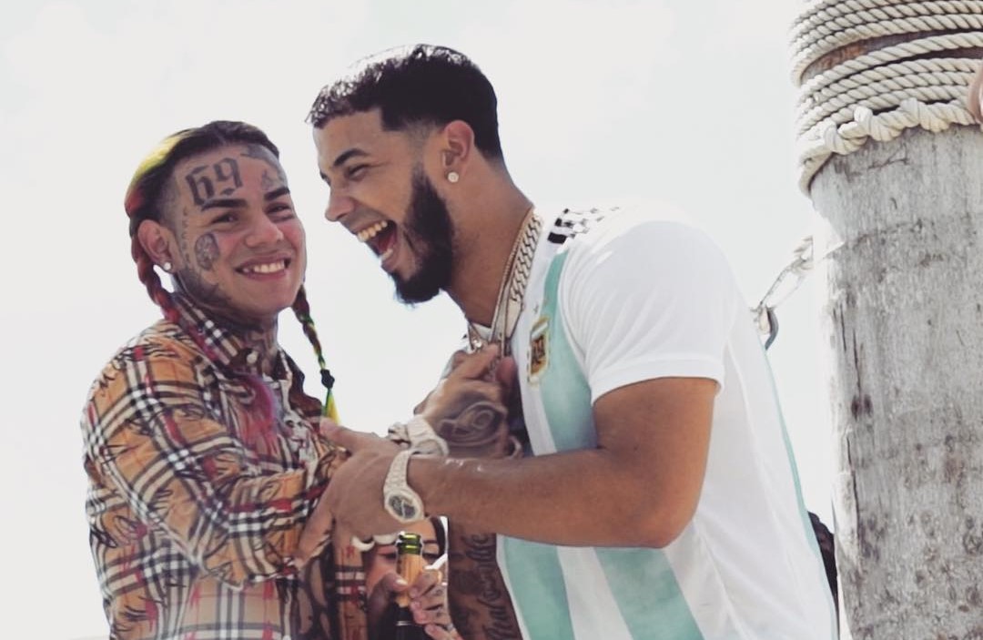 Tekashi 6ix9ine pide a Anuel AA terminar sus problemas a golpes