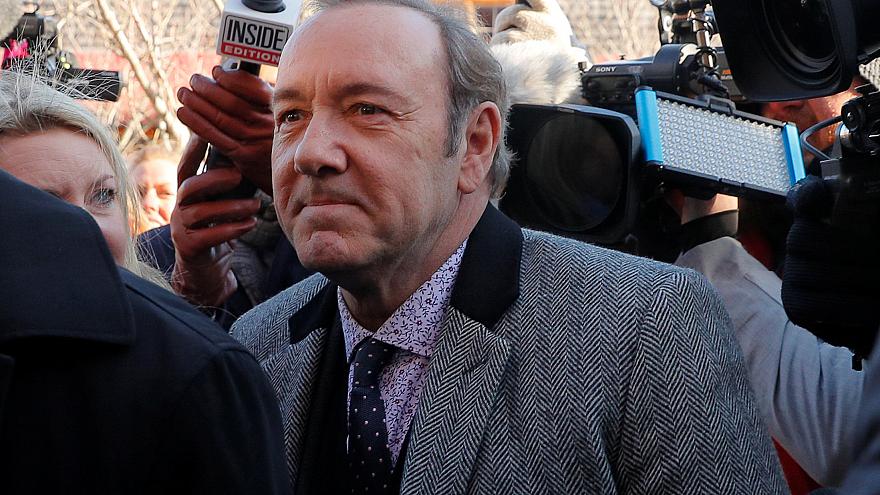 Queda el actor Kevin Spacey absuelto de acusaciones por abuso sexual