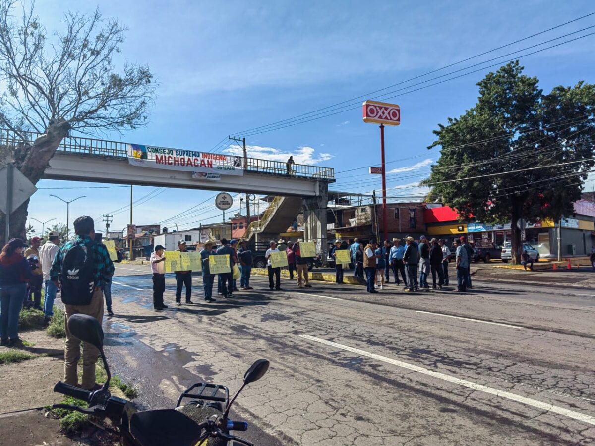 Comuneros bloquean 7 carreteras federales para exigir demandas