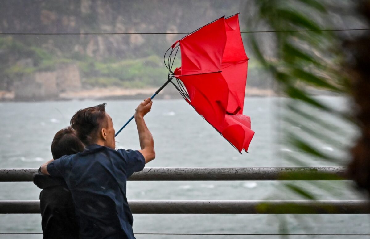 Arrastra supertifón Saola a mujer en calles de Hong Kong