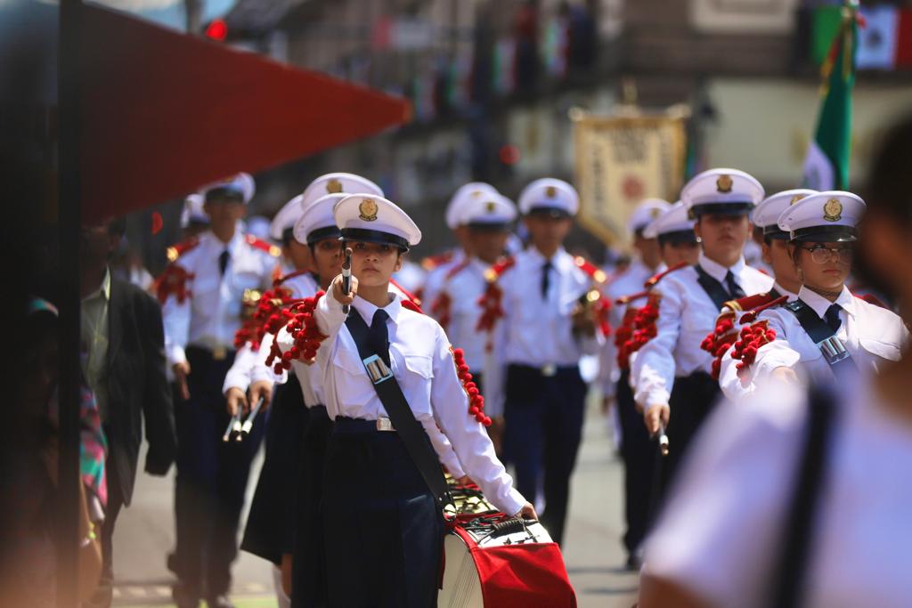 estudiantes y docentes en desfile patrio