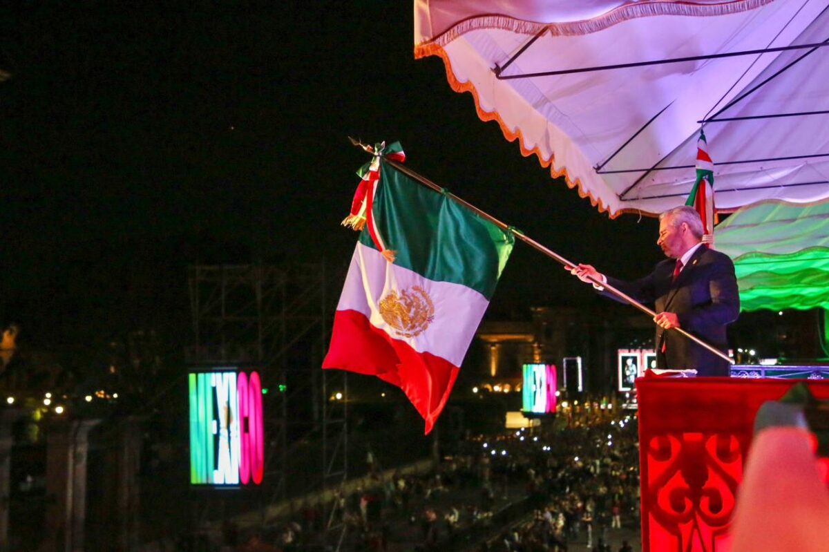 Junto a más de 100 mil michoacanos da Bedolla tradicional Grito de Independencia