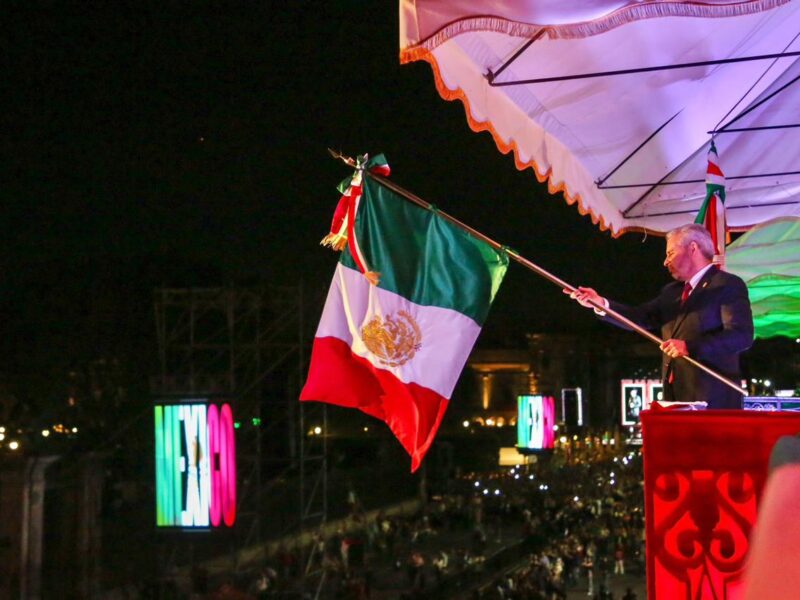 Junto a más de 100 mil michoacanos da Bedolla tradicional Grito de Independencia