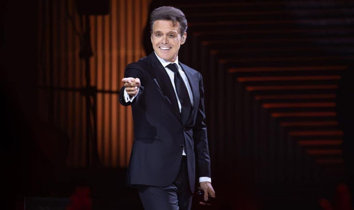 Video: reacción de Luis Miguel al recibir brasier de fan en escenario