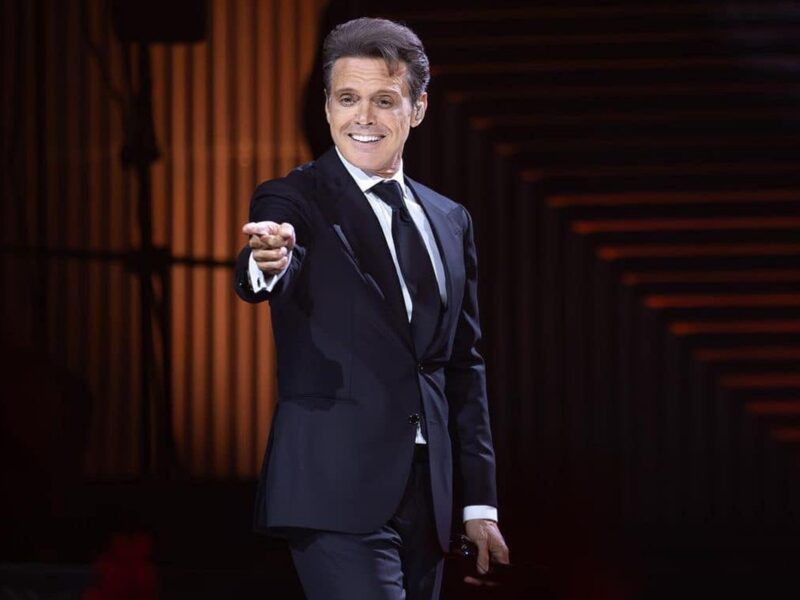 Video: reacción de Luis Miguel al recibir brasier de fan en escenario