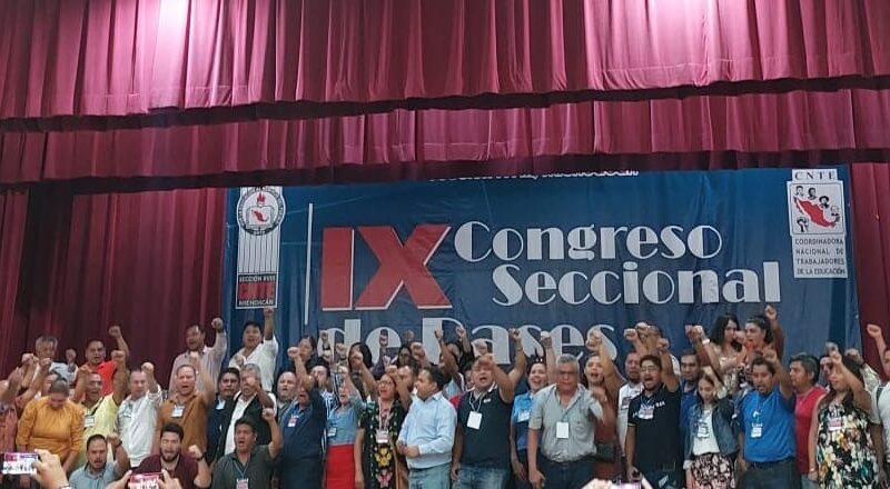 CNTE azul expulsa a maestros