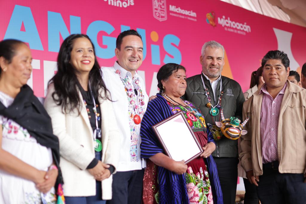 Artesanos michoacanos recibieron premios