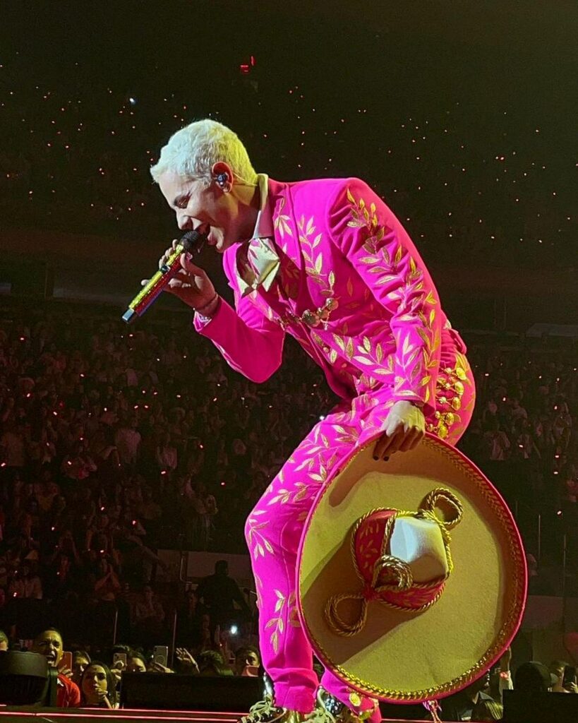 Christian Chaves porta un traje de charro rosa