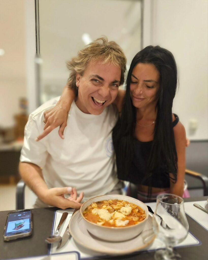 Cristian Castro comparte momentos con su novia