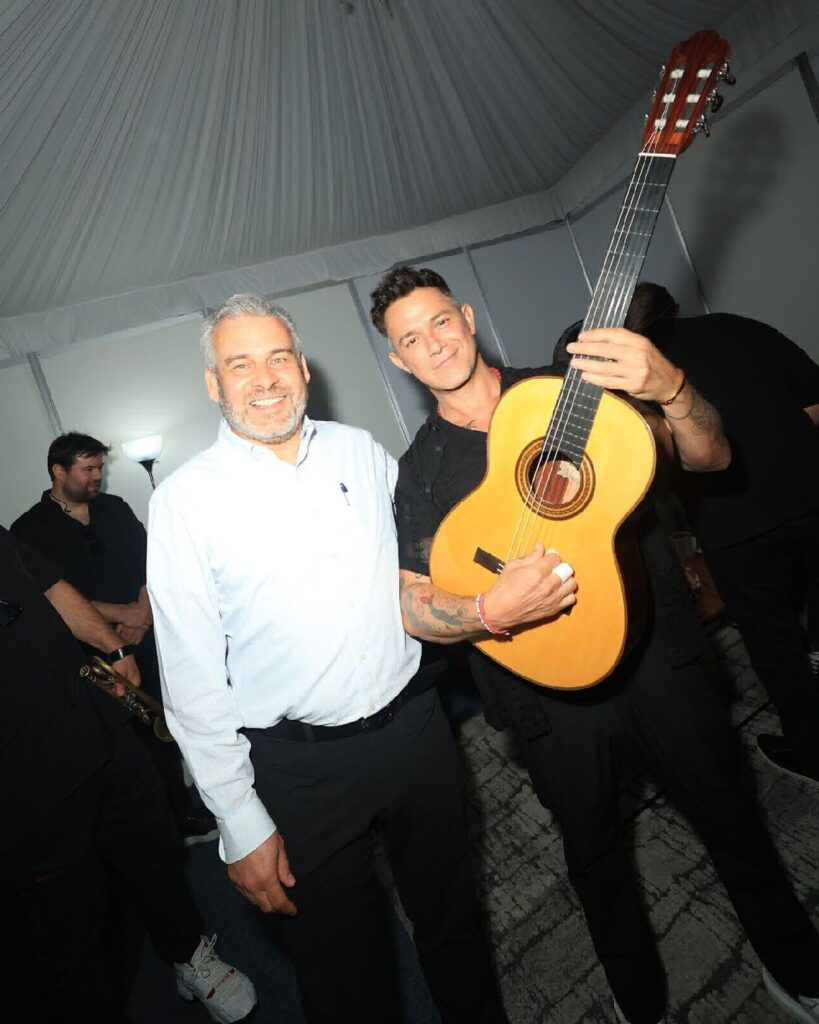 Alejandro Sanz recibió guitarra artesanal