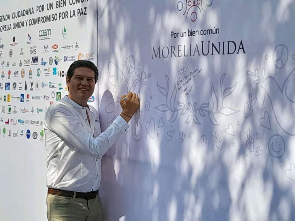 Alfonso firma agenda ciudadana en Morelia