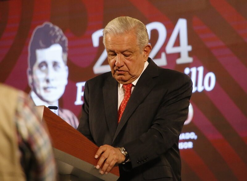 AMLO confirma: Bandera de México presidira manifestaciones en el Zócalo