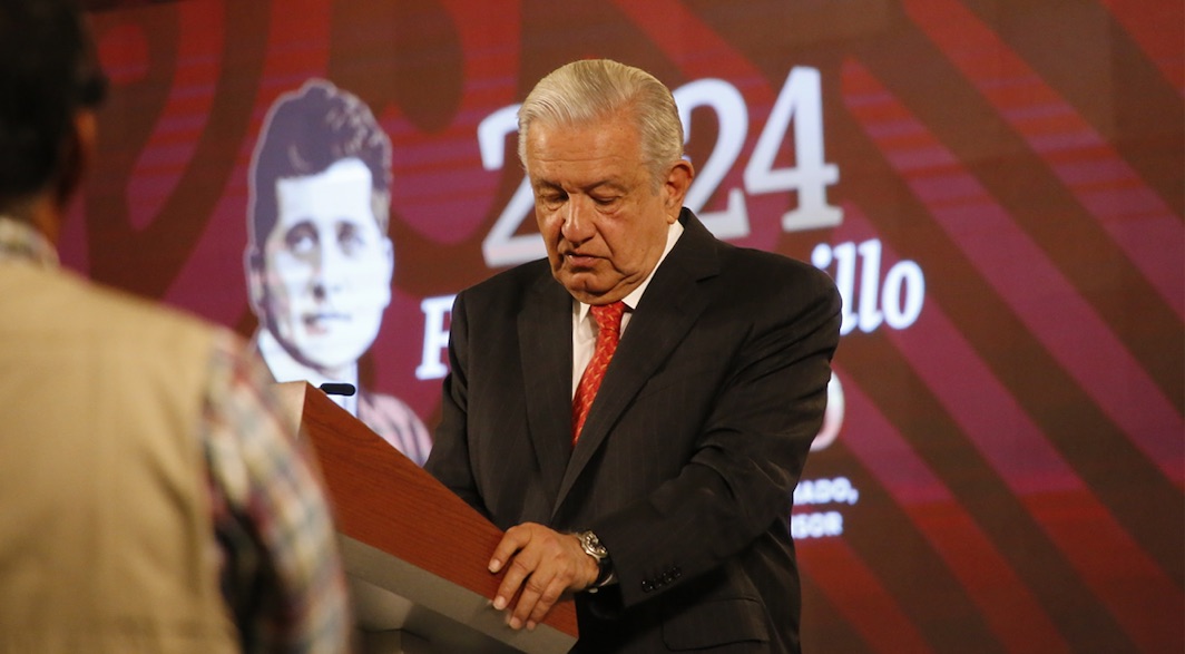 AMLO confirma: Bandera de México presidira manifestaciones en el Zócalo