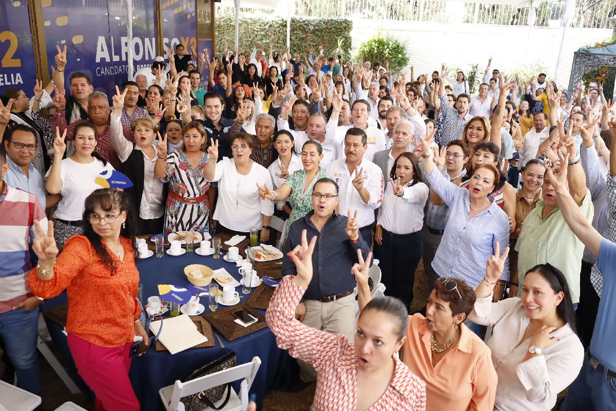 Araceli Saucedoy los trabajadores de la Educación